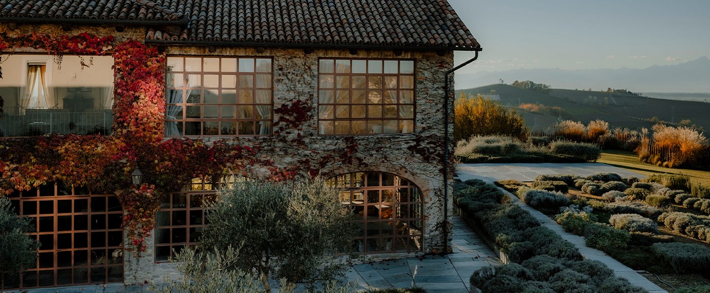 Relais nelle Langhe al tramonto, fra vigne e lavanda