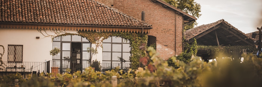 Cantina Olim Bauda — facciata fra le vigne del Monferrato